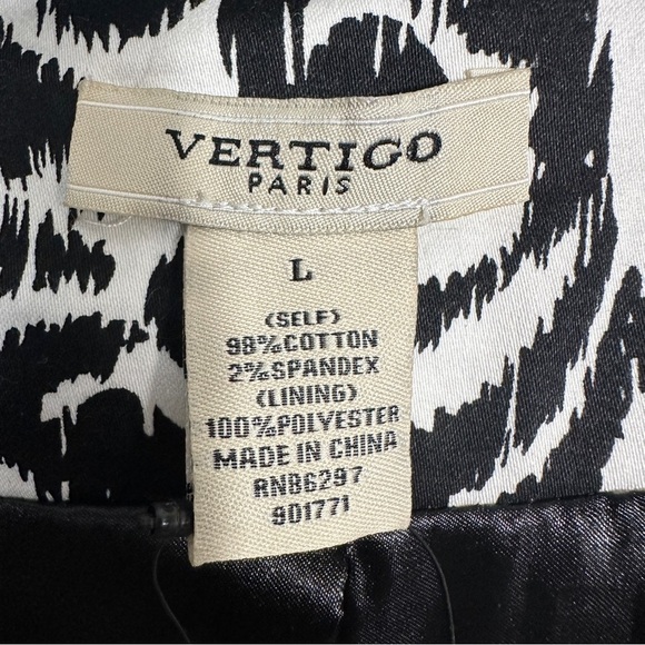 NEW Vertigo Paris black and white graphic trench coat, size Lg., belted, chic - Picture 4 of 14